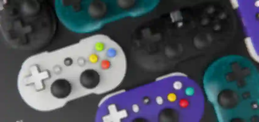 Predstavljen novi minijaturni bežični kontroler Atom+ za igranje na više platformi